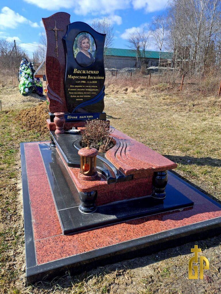 Реальний приклад одинарного пам’ятника. На основі моделі №28