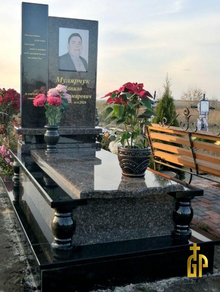 Реальний приклад одинарного пам’ятника. На основі моделі №17