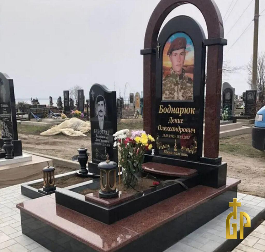 Реальний приклад встановленого памʼятника. На основі моделі №27